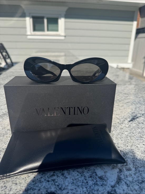Valentino Accessories - Valentino sunglasses Black with gold WITH FULL PACKAGE Model: VLS-178A